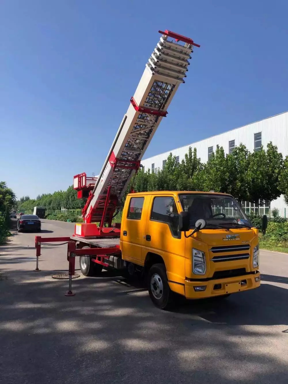 五通桥附近的云梯车出租服务：轻松解决高空作业需求